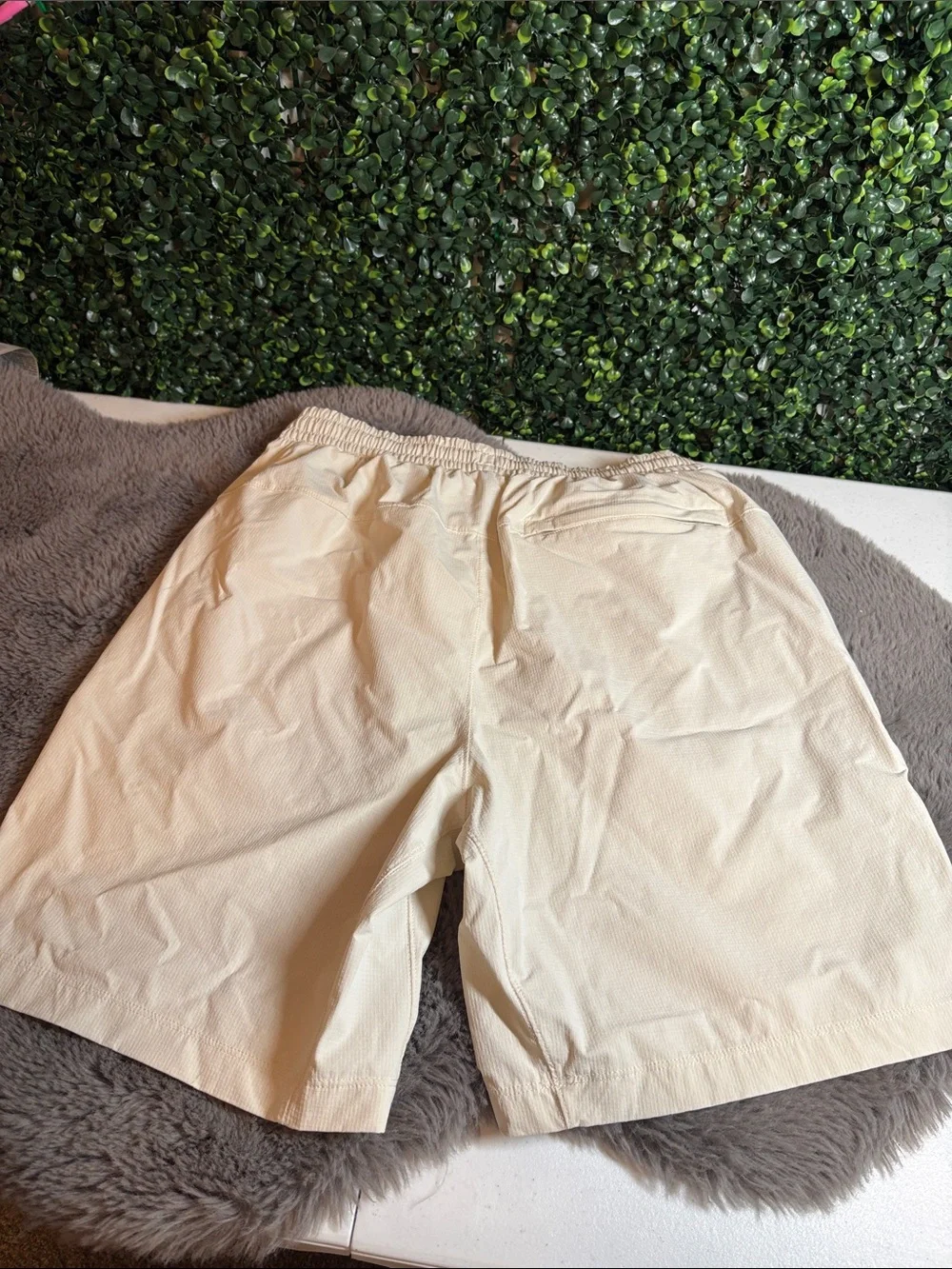 lululemon athletica Men's Cream Elastic-Waist Athletic Shorts Size Small